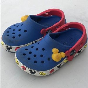 Adorable Disney Crocs! Sz 6/7, Mickey Mouse detail
